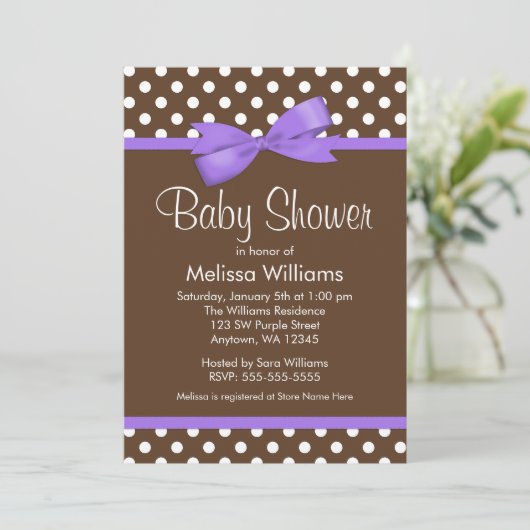 Paarse Bow Brown Polka Dot Baby Shower Invitaties Kaart (Staand voorkant)