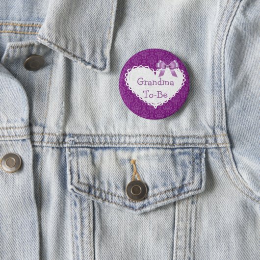 Paarse Bow Grandma om Baby shower Button te worden (In situ)