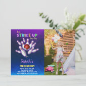 Paarse Bowling Birthday Uitnodigingen met foto (Staand voorkant)