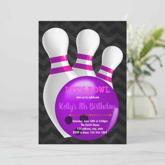 Paarse bowlingfeest uitnodiging (Staand voorkant)