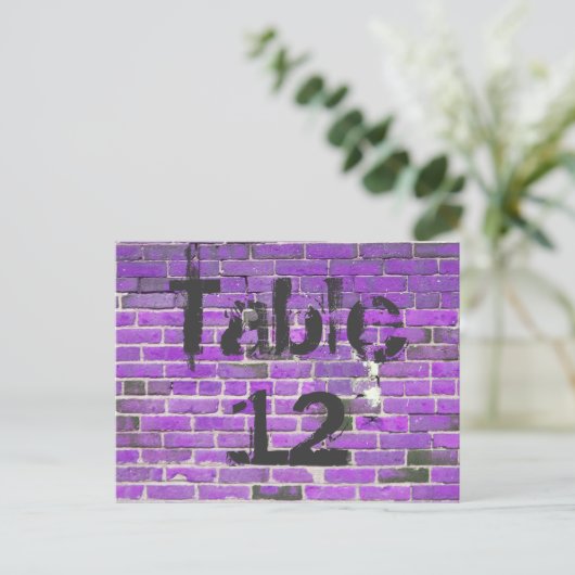 Paarse Brick Graffiti Recepingstabel Nummers Briefkaart (Staand voorkant)