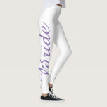 Paarse BRIDE-Leggings van de Cake Bridal Leggings<br><div class="desc">Leggings hebben een originele markeringsillustratie van drie gelaagde trouwkoeken die met bloemen zijn gevroren,  en BRIDE onderaan één been in een  paars lettertype. Ideaal voor de bruid!</div>