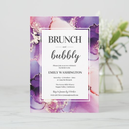 Paarse brunch & bubbelige bruidsdouche uitnodiging (Staand voorkant)
