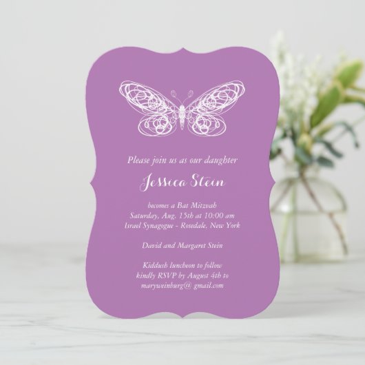 Paarse Butterfly Bat Mitzvah Uitnodiging (Staand voorkant)