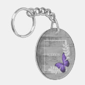 Paarse Butterfly Rustic Personalized Sleutelhanger (Voorkant Links)