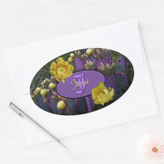 Paarse Cactus met gele bloemen Envelopdichtingen Ovale Sticker (Envelop)