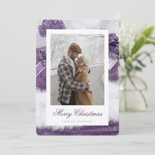 Paarse  cadeautjes met sneeuwfotokerstkaarten feestdagenkaart (Staand voorkant)