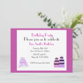Paarse Cake en Cadeaus Birthday Party Invitation Kaart (Staand voorkant)