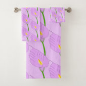 Paarse Cala Lily Design Bad Handdoek (Insitu)