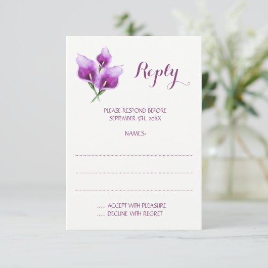 Paarse Calla Lily Monogram Trouwantwoord Kaarten RSVP Kaartje (Staand voorkant)