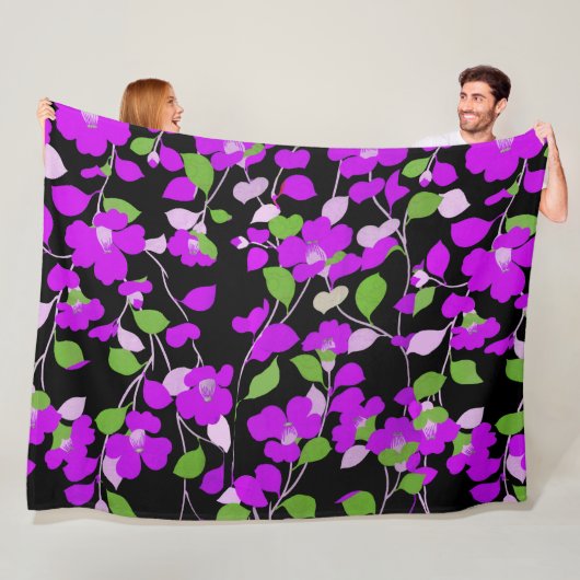 PAARSE CAMELLIAS, WITTE GROENEN LATEN ZWARTE VORM FLEECE DEKEN (In situ)