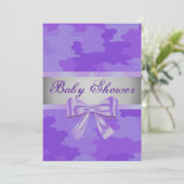 Paarse Camouflage Paarse Boog Baby shower Uitnodig Kaart (Staand voorkant)