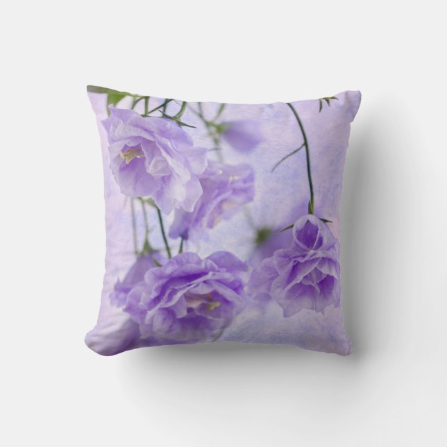Paarse Campanella Flowers Macro Kussen (Voorkant)