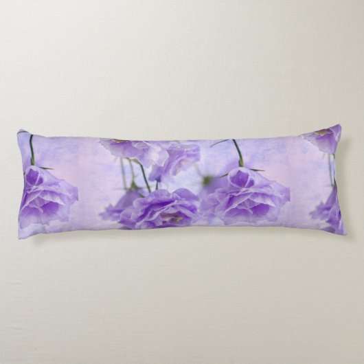 Paarse Campanella Flowers Macro Lichaamskussen (Achterkant)