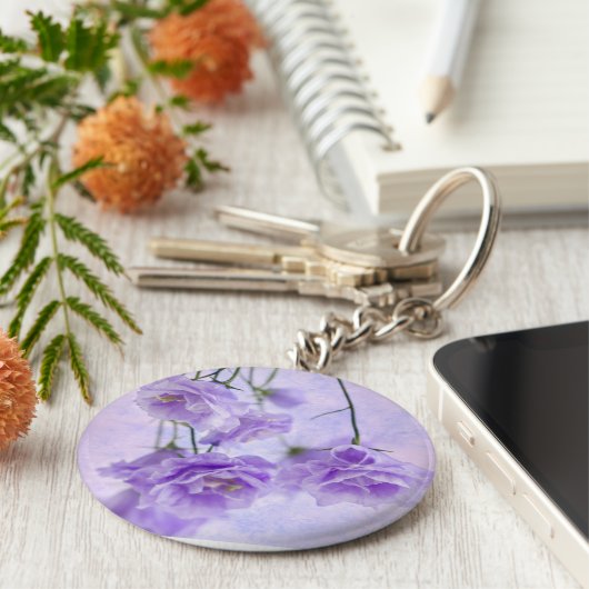 Paarse Campanella Flowers Macro Sleutelhanger (Zijkant)