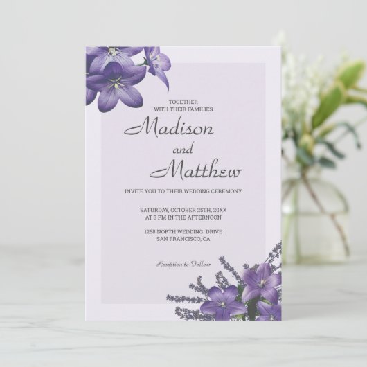 Paarse Campanula bruiloft uitnodiging (Staand voorkant)