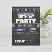 Paarse Chevron Chalkboard Birthday Uitnodiging (Staand voorkant)
