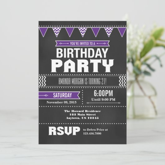 Paarse Chevron Chalkboard Birthday Uitnodiging (Staand voorkant)