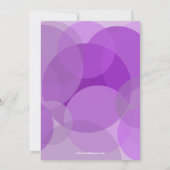 Paarse cirkels met roze Daisy-Baby shower uitnodig Kaart (Achterkant)
