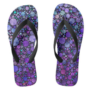 Paarse cirkels omdraaien teenslippers