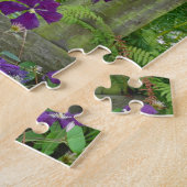 Paarse "clematis"-bloemen op houten hek legpuzzel (Zijkant)