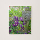 Paarse "clematis"-bloemen op houten hek legpuzzel (Verticaal)