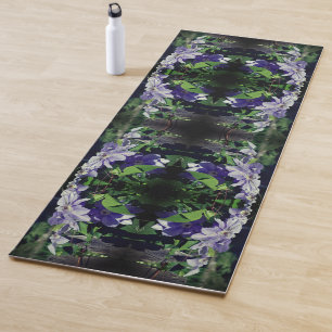 Paarse clematis op hek in zonlicht Abstract Yogamat