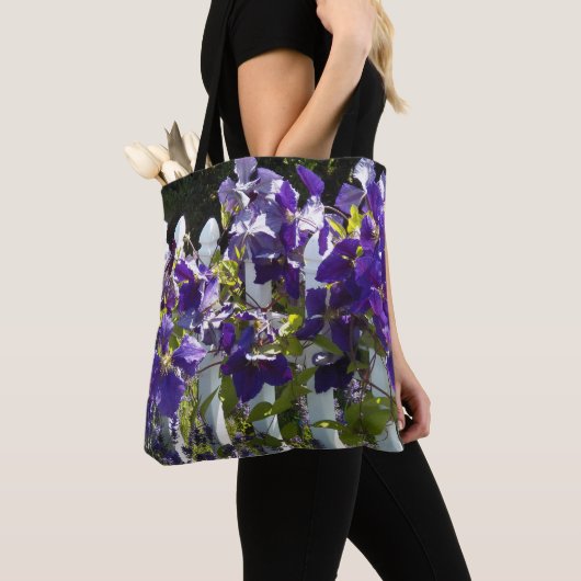 Paarse Clematis op witte flora Tote Bag (Dichtbij)