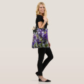 Paarse Clematis op witte flora Tote Bag (Op model)
