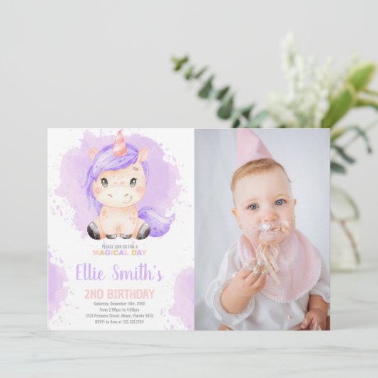 Paarse Colour Unicorn Birthday-uitnodigingen met f Kaart (Staand voorkant)