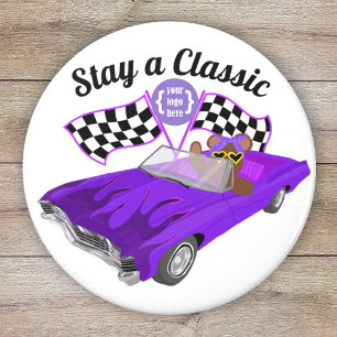 Paarse converteerbare klassieke auto, geruite vlag magneet