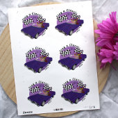 Paarse converteerbare klassieke auto, geruite vlag ronde sticker