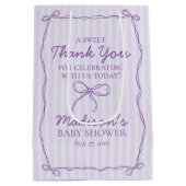 Paarse Coquette Bow Pastel Baby shower Favoriet Medium Cadeauzakje (Achterkant)