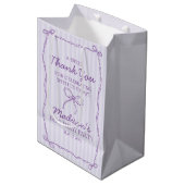 Paarse Coquette Bow Pastel Gestreepte Verjaardagsg Medium Cadeauzakje (Voorkant Gekanteld)
