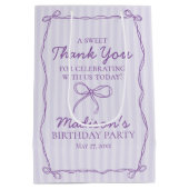 Paarse Coquette Bow Pastel Gestreepte Verjaardagsg Medium Cadeauzakje (Achterkant)