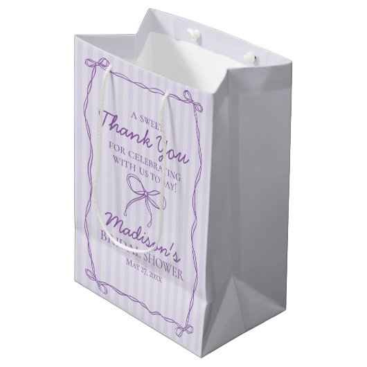 Paarse Coquette Bow Pastel Vrijgezellenfeest Favor Medium Cadeauzakje (Voorkant Gekanteld)