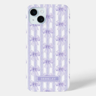 Paarse Coquette Strikken op Gestreept Monogram iPhone 15 Mini Hoesje