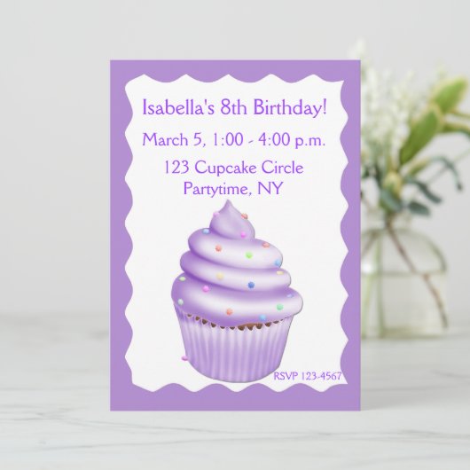 Paarse Cupcake Birthday Uitnodiging (Staand voorkant)