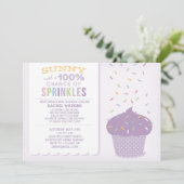 Paarse Cupcake Spikkels Baby Shower Uitnodiging (Staand voorkant)