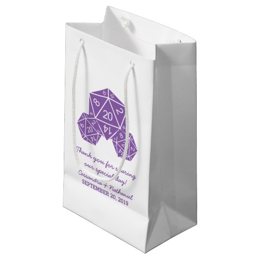 Paarse D20 Dice Wedding Gift Bag Klein Cadeauzakje (Voorkant Gekanteld)