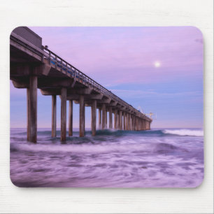 Paarse dageraad boven pier, Californië Muismat