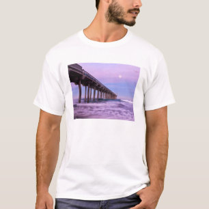 Paarse dageraad over pier, Californië T-shirt