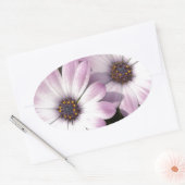 Paarse Daisies Ovale Sticker (Envelop)