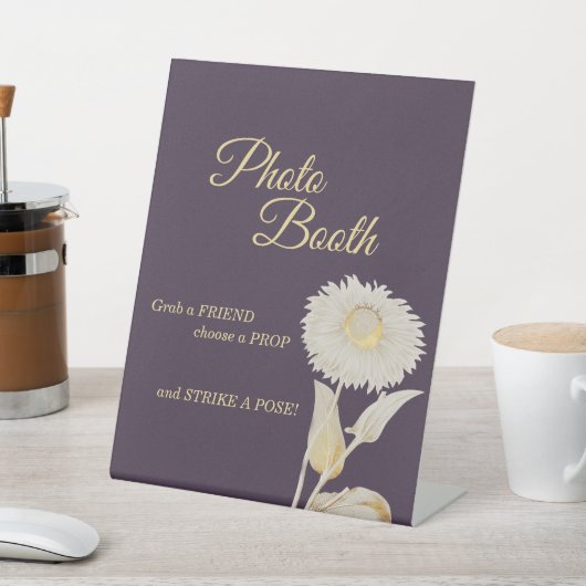 Paarse Daisy Antiek Weddenschap Foto Booth Reclamebord Met Voetstuk (Insitu)