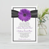 Paarse Daisy Black Ribbon Wedding Uitnodiging (Staand voorkant)