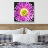 Paarse Daisy Flower Closee Boho Cheerful Floral Canvas Afdruk (Insitu (Slaapkamer))