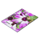 Paarse Daisy Flowers en Bee Journal Notitieboek (Linkerzijde)