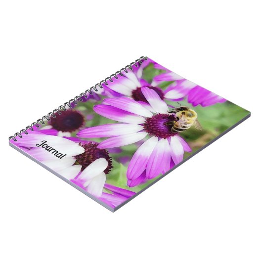 Paarse Daisy Flowers en Bee Journal Notitieboek (Linkerzijde)