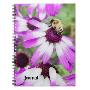 Paarse Daisy Flowers en Bee Journal Notitieboek