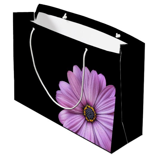 Paarse Daisy over zwarte tas met cadeau Groot Cadeauzakje (Achterkant Gekanteld)